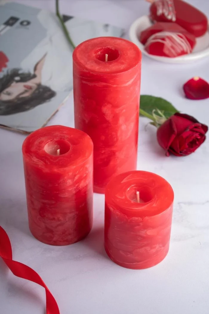 خرید شمع استوانه ای قرمز برای تزیین سفره شب عید و شب یلدا